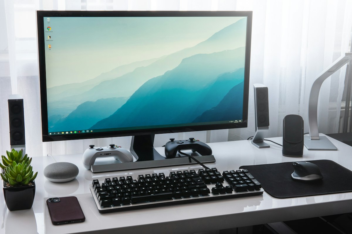 モニター・キーボードなどの周辺機器を備えたパソコンのデスク